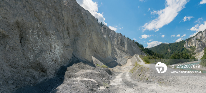 瑞士阿尔卑斯山Ruinalta峡谷的岩层和绘画