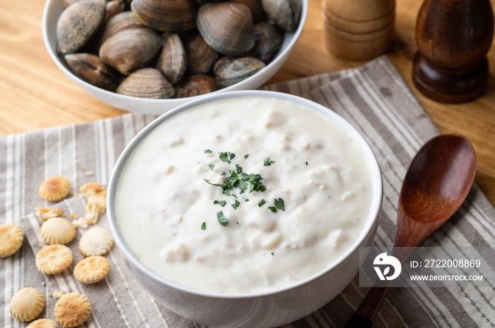 clam chowder with fresh clam and oyster cracker