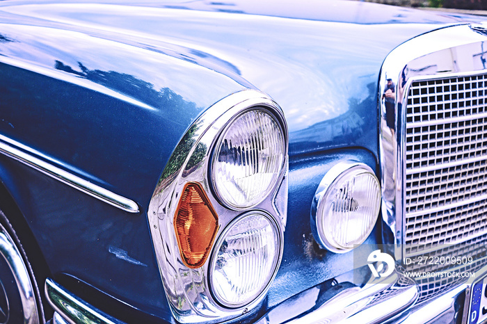 Alter Oldtimer in blau mit Kühlergrill und Lampen mit viel Chrome