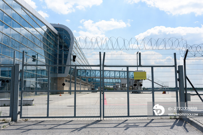 登机乘客桥背景上的机场围栏格栅。t的位置