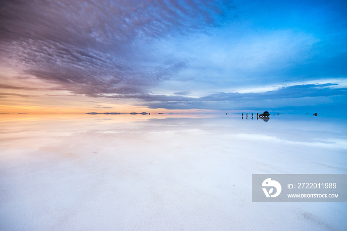 Sonnenaufgang über der Salzwüste Salar de Uyuni, Bolivien