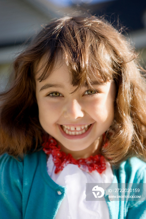 Portrait of girl (4-5) smiling