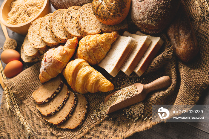 木底营养全谷物的不同种类面包。厨房里的食物和面包店
