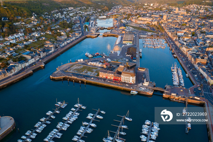 Port de Fécamp et ses restaurants vus davion/de drone au coucher du Soleil, Normandie