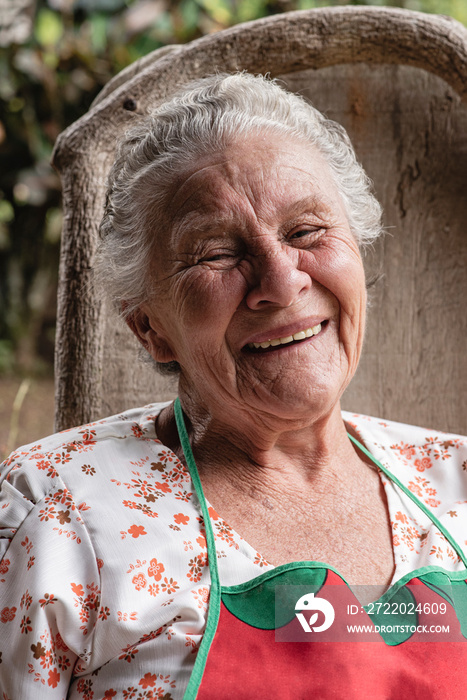 Retrato de una hermosa mujer adulta mayor con una gran sonrisa en su rostro