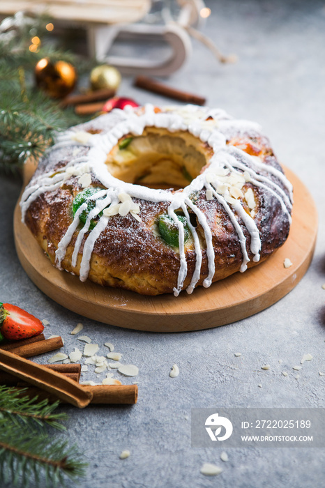 主显节蛋糕，国王蛋糕，Roscon de reyes或Rosca de reyes。传统的西班牙圣诞蛋糕。