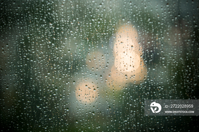 雨点落在窗户上