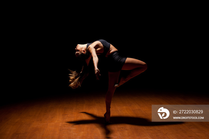 Jazz dancer in the middle of a performance