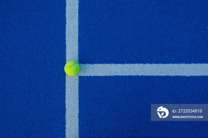 晚上的蓝色桨板网球场和边线上的球。