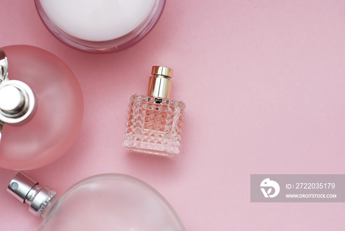 香水瓶粉红色背景。香水，化妆品，香水系列。带Copy Spac的平躺