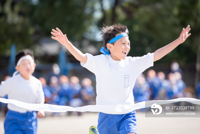 徒競走で一等賞になる小学生の男の子