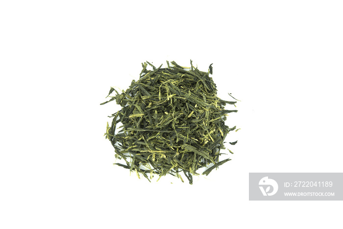 在白色背景下分离的绿茶（Sencha）。