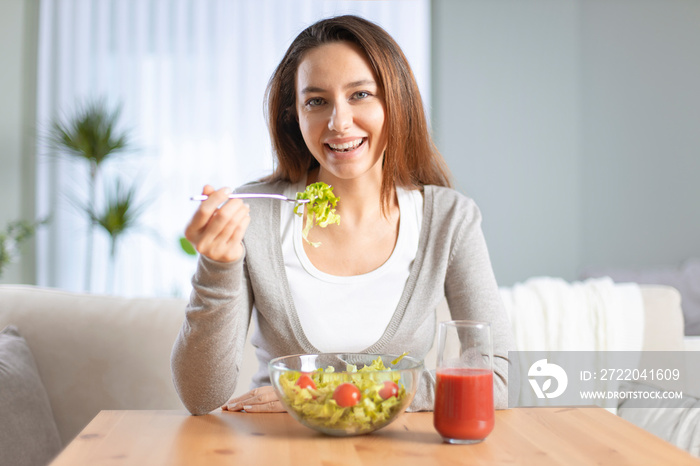 女人节食吃沙拉