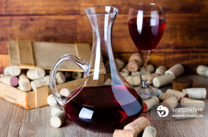 一杯葡萄酒、滗析器和酒杯。葡萄酒概念