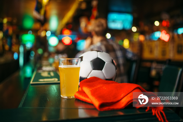 运动酒吧里的球、啤酒和围巾，球迷的生活方式
