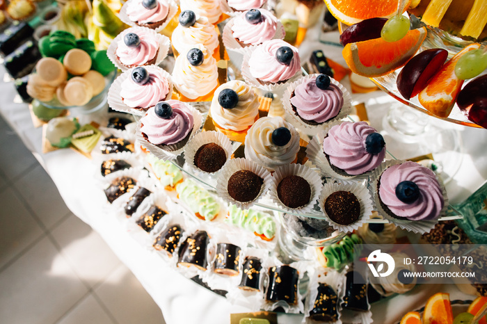 美丽的五彩装饰糖果桌在派对上烤出美味可口的纸杯蛋糕纸杯蛋糕，漂亮