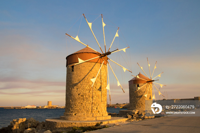希腊罗德斯曼德拉基港的两座传统风车