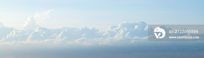 蓝天白云，阳光灿烂。天空的自然背景