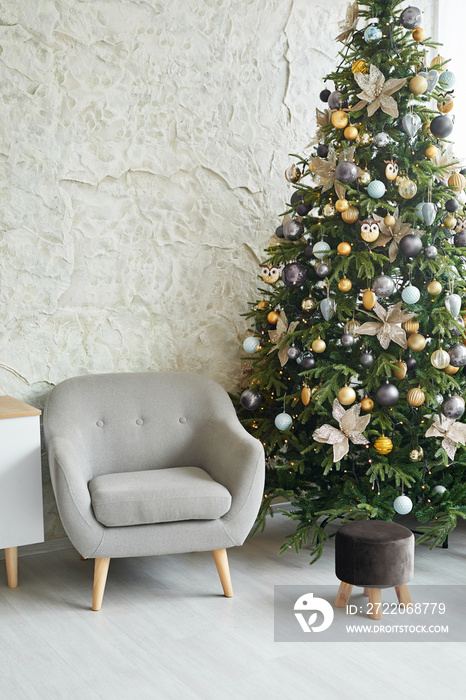 时尚的圣诞北欧极简主义内饰，客厅里有圣诞树。适合y