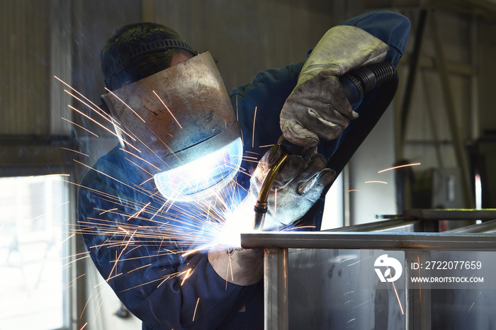 Schweißer in der Industrie // welder at work