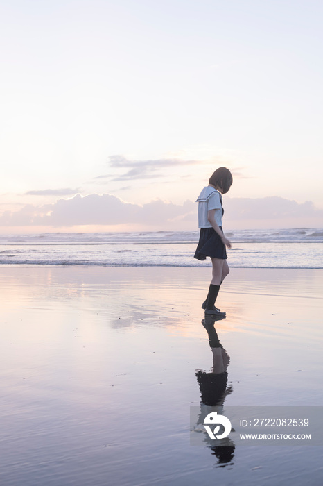 女子高生　海　後ろ姿　輝き