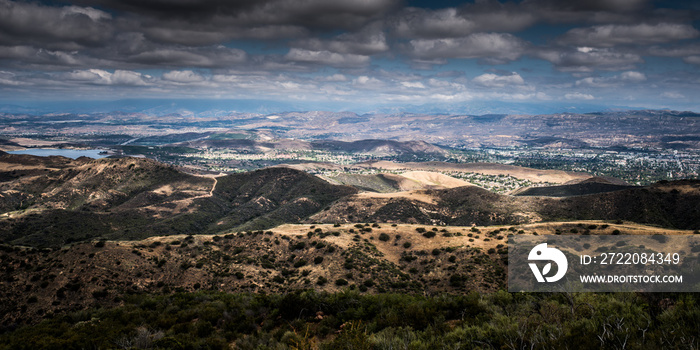 从西米峰（北部）俯瞰文图拉县、千橡园、西米谷和橡树公园