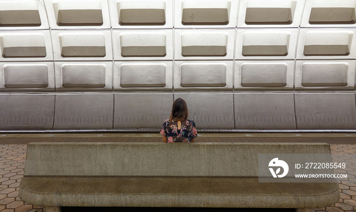 华盛顿特区等待地铁的女孩