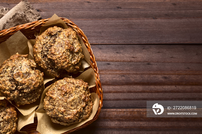 Frische hausgemachte Bananen, Haferflocken und Walnuss Muffins im Korb, fotografiert mit natürlichem