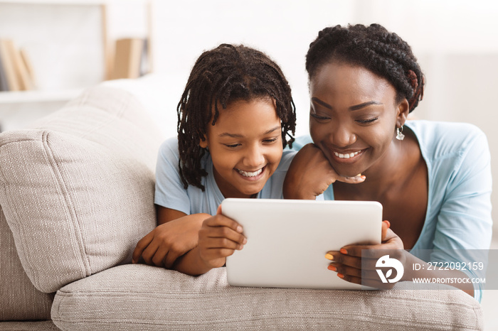 黑人妈妈和她可爱的女儿一起看动画片