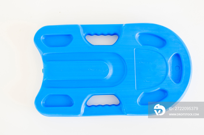 用于学习游泳的蓝色塑料踢板，白色背景隔离。