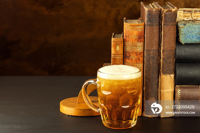 一杯冷啤酒和旧书。和书一起休息。