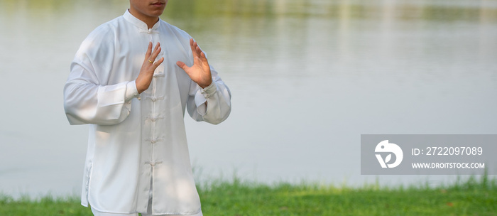 亚洲健康男子太极姿势。