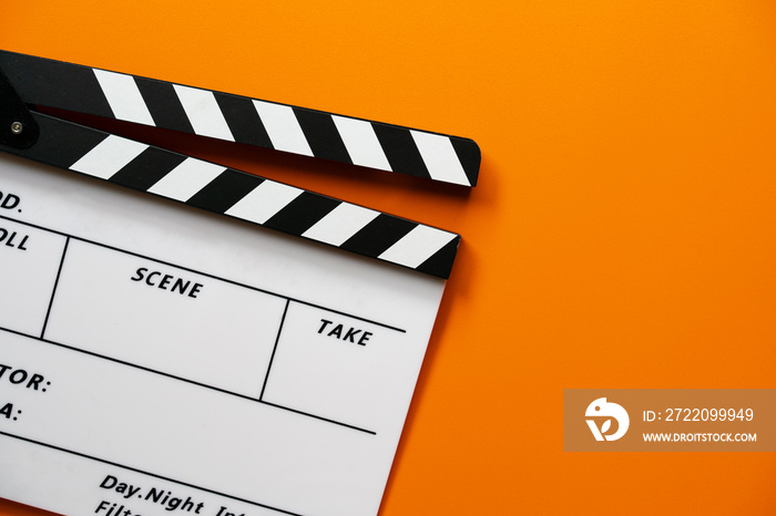 橙色桌子上的电影拍板；电影、电影院和视频摄影概念