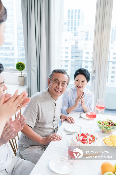 快乐的一家人在厨房聚会庆祝