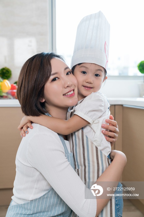 母女二人在厨房