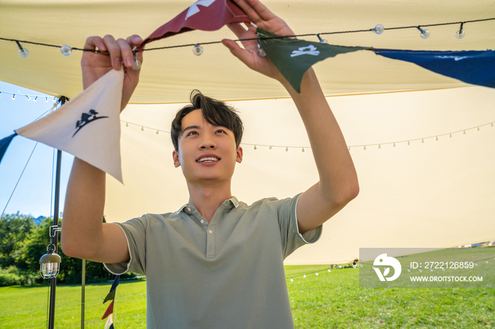 男孩在露营地搭建帐篷