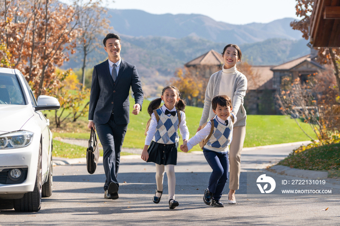 年轻夫妻送孩子去上学