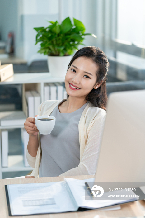 年轻女子休闲办公