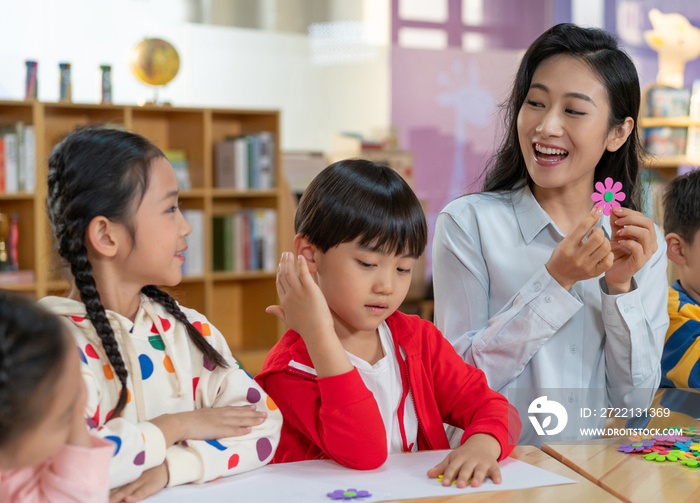 年轻女老师和学生在一起