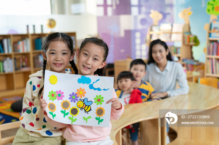 年轻女老师和学生在一起