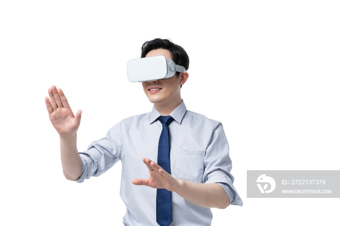 商务男士使用VR眼镜