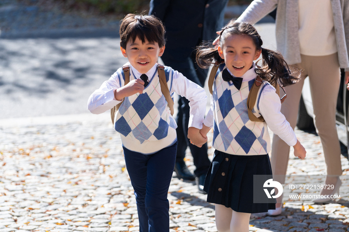 年轻夫妻接孩子放学