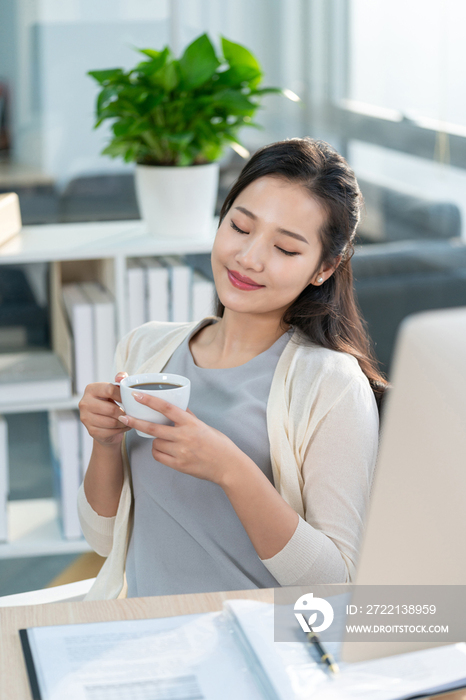 年轻女子休闲办公