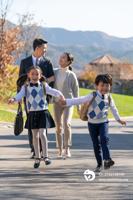 年轻夫妻送孩子去上学