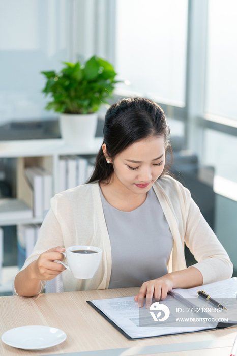 年轻女子休闲办公