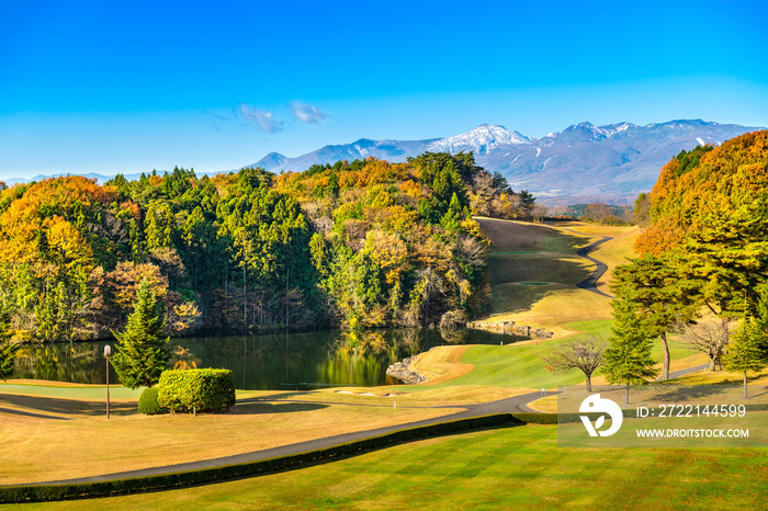 日本　早朝で紅葉のゴルフ場水鏡の池と雪山
