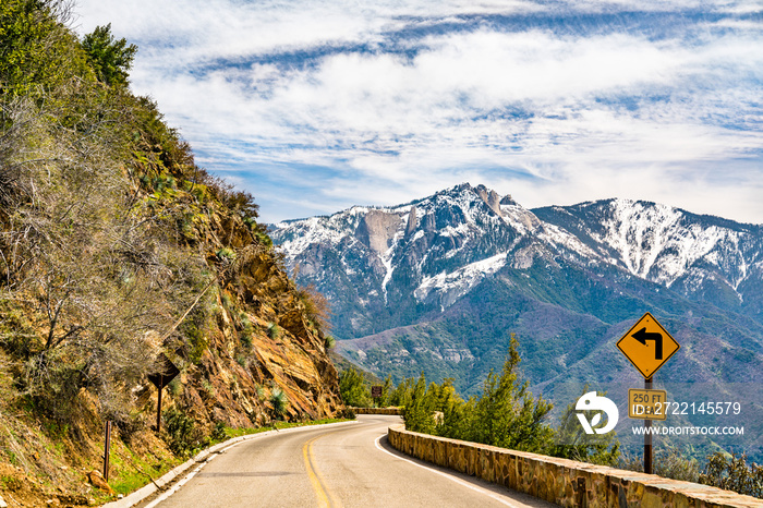 Generals Hwy within Sequoia National Park in California