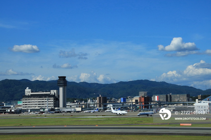 伊丹スカイパークから見た夏晴れの大阪国際空港(伊丹空港)