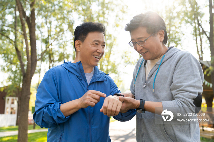 两个运动的老年男人看运动手表