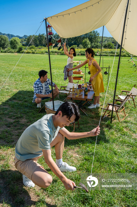 一群人露营地搭建天幕